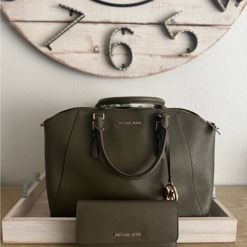 Michael Kors Large Green Satchel with Signature Charm & Matching Wallet Set - Picture 5 of 9